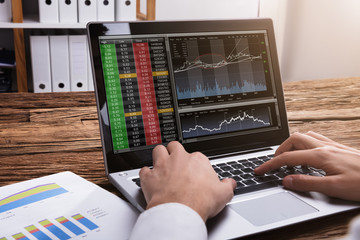 Aufkleber - Stock Market Broker Looking At Graphs On Laptop