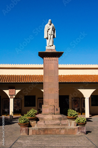 Plakat LACONI WŁOCHY, WRZESIEŃ, - 29, 2014: Statua święty, część zabytek dedykujący on w kwadracie LÃ§coni, Sardinia -