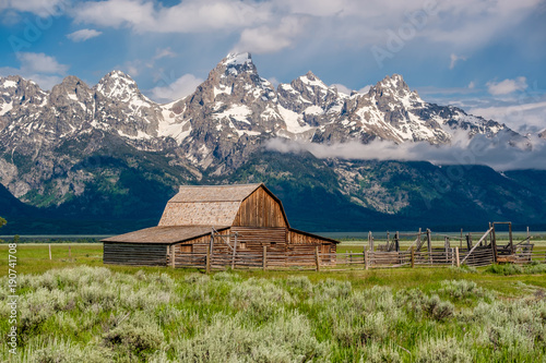 Cuadros en Lienzo Old barn in Grand Teton Mountains