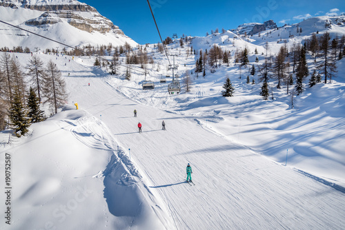Plakat Narciarzy na torze narciarskim w piękny słoneczny dzień w Alpach
