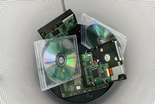 Alte CDs Und Festplatten Liegen Im Mülleimer, Datenmüll, Entsorgung Von Elektroschrott