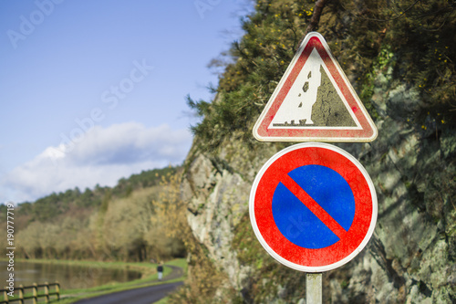 Fotografía Panneau de signalisation de risque de chutes de pierres et stationnement interdi