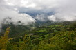 grüne Berglandschaft unter Wolken
