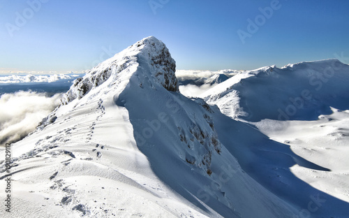 Cuadros en Lienzo Footsteps lead along the narrow summit ridge of Mt