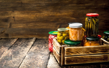 Sticker - Preserves mushrooms and vegetables in a box.