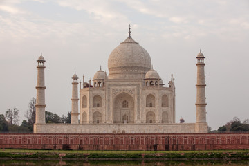 Wall Mural - View to Taj Mahal across Yamuna river, Agra, India