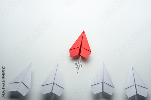 Fotomural Red paper plane leader concept