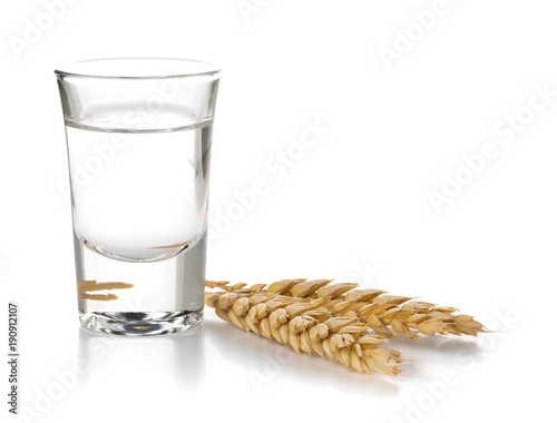 Photographie German hard liquor Korn Schnapps in shot glass with wheat ears
