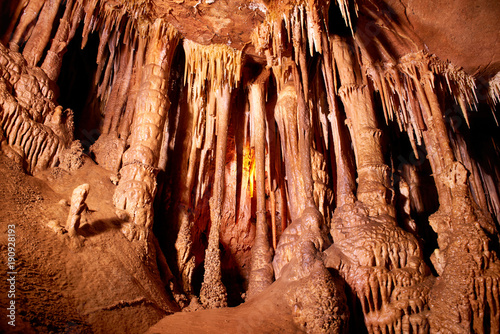 jaskinia-w-ciemnym-wnetrzu-ze-swiatlem-stalaktytami-i-stalagmitami