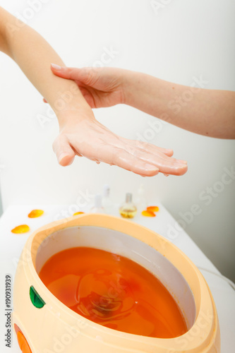 Fotomural Woman getting paraffin hand treatment at beautician