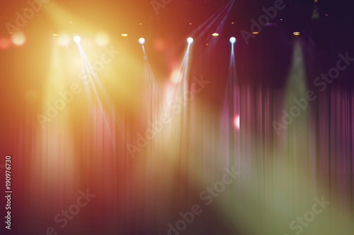 Zdjęcie XXL niewyraźne światła na scenie i czerwony teatr kurtyny na tle dramatu