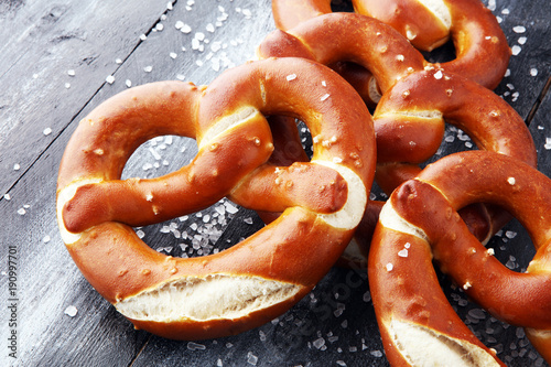 Fotografía German pretzels with salt close-up on the table.