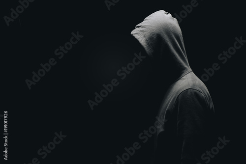 Fotografía side view of unrecognizable man in man standing isolated on black
