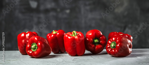Fotografía Chefkoch in der Küche mit Frischem Gemüse(Paprika)