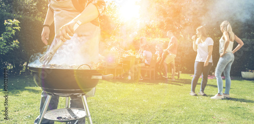 Cuadros en Lienzo Grillparty in eigenem Garten