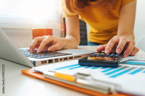 Fotografía businesswoman hand working with finances about cost and calculator and laptop wi