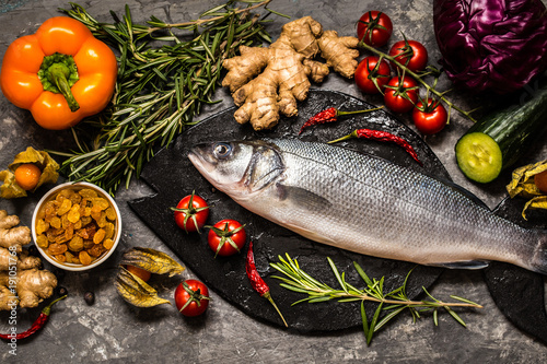 Plakat Ryby, okoń morski i składniki do gotowania: warzywa, przyprawy, zioła