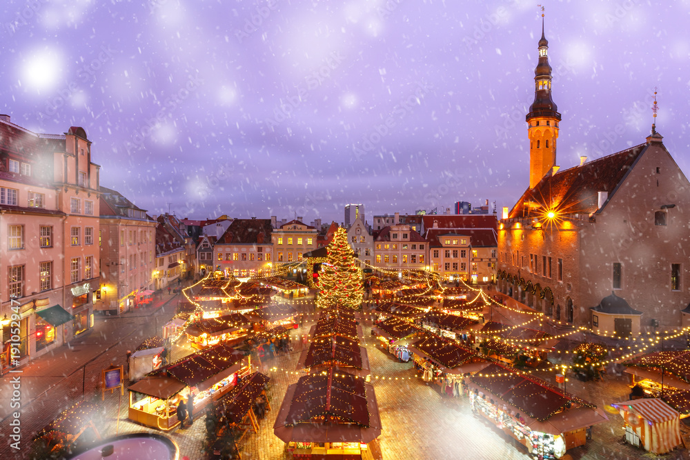Obraz na płótnie Decorated and illuminated Christmas tree and Christmas Market at Town Hall Square or Raekoja plats at snowy winter night, Tallinn, Estonia. Aerial view w salonie