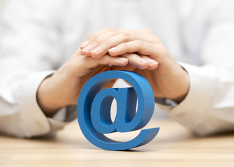 Poster - Blue email symbol protected by hands 