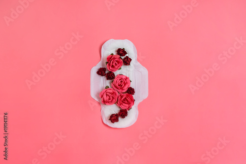 Fotografía White sanitary pad with red and pink flowers on it, woman health or body positive concept