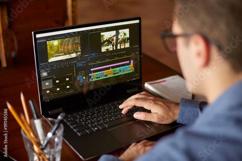 Fotografía Freelancer video editor works at the laptop computer with movie editing sofware