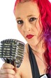 Rock'n'Roll Sängerin mit roten Haaren und Mikrofon