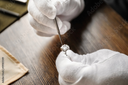 Fotomural Jeweler working in workshop, closeup