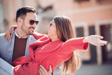 Wall Mural - Romantic couple enjoying in moments of happiness in the city