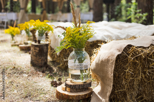 Fotografía Beautifully decorated place in old autumn wood for wedding ceremony