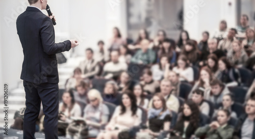 Fotografía successful businessman holds business conference for the press