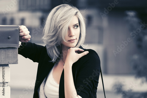 Fotomural Sad young fashion business woman in city street