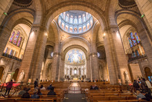 Innenaufnahme Der Kirche Sacré-Cœur De Montmartre In Paris, Frankreich