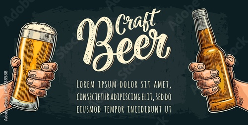 Plakaty do baru  meskiej-reki-trzymajacej-szklanke-do-piwa-kaligraficzny-napis-craft-beer