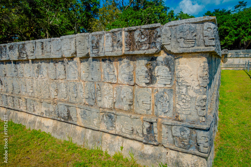 Plakat Piękne rzeźbione formy w skale stanowią wejście do Chichen Itza, jednego z najczęściej odwiedzanych stanowisk archeologicznych w Meksyku