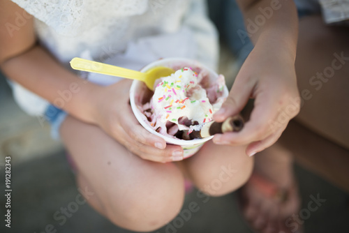 Zdjęcie XXL Dziecko z kolorowym lody