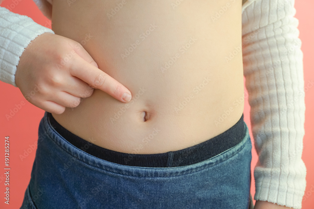 おへそを指差す女の子 お腹を指差す子供など ピンク背景 Belly Button Wall Mural Belly Butt Kana Design Image