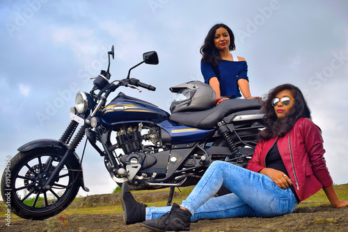 Fotografía Young Indian girls posing on motorcycle, Pune