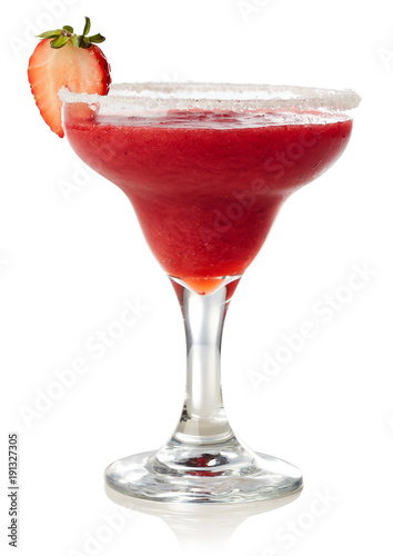 Fotografía Strawberry margarita cocktail isolated on white