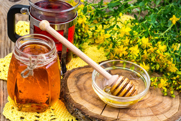 Canvas Print - Cup of herbal tea, honey and fresh medicinal plants on grunge table