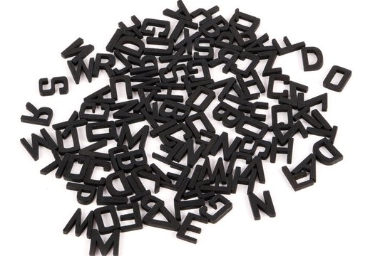schwarze Buchstaben liegen auf einem Haufen im Studio