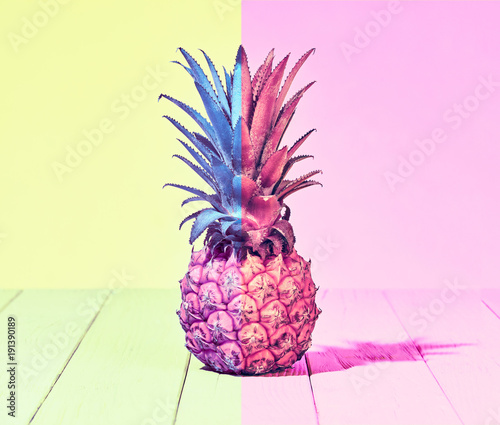 Plakat na zamówienie Tropikalny kolorowy ananas na tle