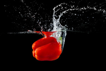 Wall Mural - bell pepper in water with splash