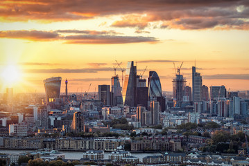 Fototapete - Sonnenuntergang hinter der City of London, Finanzzentrum und sitz der Börse und Banken