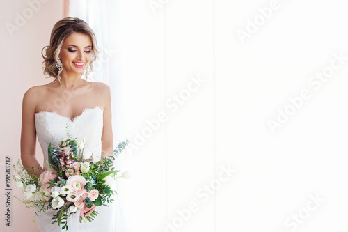 Fotografía Portrait of a beautiful bride with a wedding bouquet