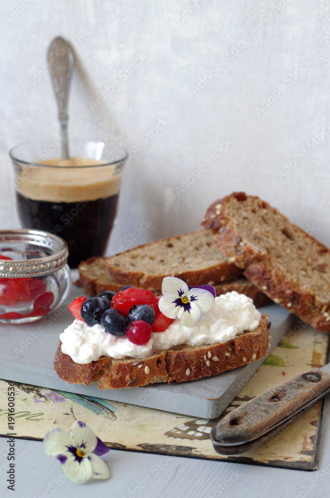 Vollkornbrot mit körnigem Frischkäse, Sommerbeeren-Salat und ...