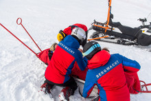 Kameraden Der Bergwacht Versorgen Eine Gestürzte Und Verletzte Skifahrerin