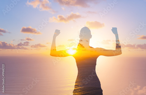 Fotomural Strong confident woman flexing