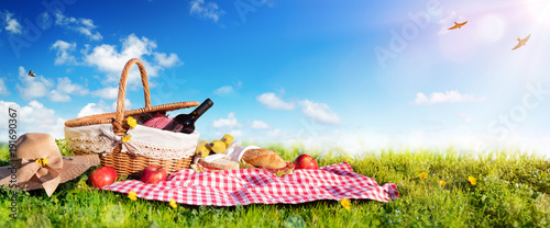 Fotografía Picnic - Basket With Bread And Wine On Meadow