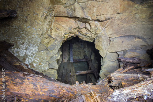 Plakat Podziemna opuszczona galeria kopalni rudy złota z kopalniami rudy