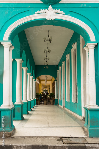 Dekoracja na wymiar  typowy-portyk-pod-kolonialnym-budynkiem-na-kubie